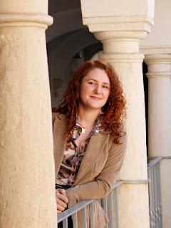 Marina Aparicio, de Perpetua Navidad azul: La imaginación es fundamental para todo en esta vida. Nos ayuda a encontrar otras vías, platear escenarios alternativos y, en definitiva, darnos una visión diferente de la anclada a nuestra cotidianidad.