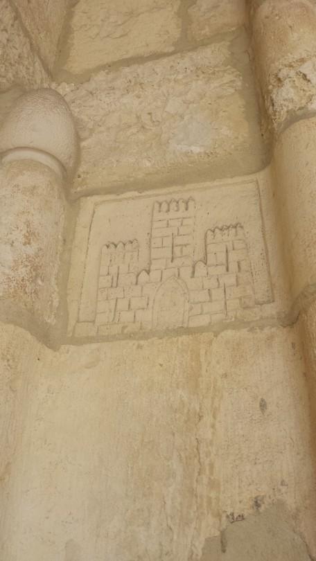 Las primeros escudos de Castilla y León, en la Catedral de Santander