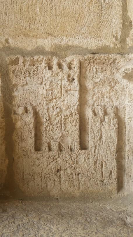 Las primeros escudos de Castilla y León, en la Catedral de Santander