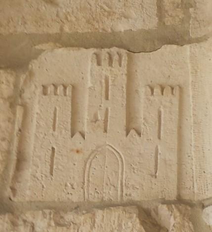 Las primeros escudos de Castilla y León, en la Catedral de Santander