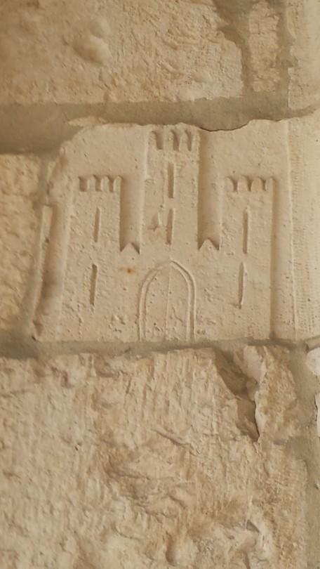 Las primeros escudos de Castilla y León, en la Catedral de Santander