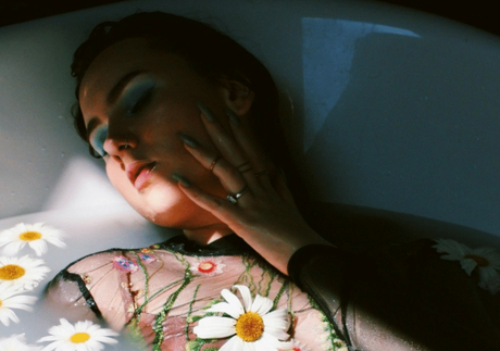 Barcelona, una ciudad vibrante y culturalmente diversa, se prepara para recibir un evento que invita a redescubrir el cine desde una perspectiva poco convencional: el Festival de Cine Erótico de Barcelona (EFF Barcelona). Este festival, que celebrará su primera edición del 24 al 30 de noviembre de 2024, promete un enfoque único y enriquecedor sobre el cine erótico, abordando temas de deseo, conexión humana y expresión artística. Lo interesante es que el festival ofrece un formato híbrido, con proyecciones tanto presenciales como online, lo que facilita que más personas se sumen a esta experiencia, ya sea desde sus hogares o en el evento principal en el Inusual Project de Barcelona. El cine erótico como expresión artística El cine erótico no es solo sobre sensualidad, sino sobre explorar la complejidad de la intimidad y el deseo humano. Este festival busca precisamente eso: acercar al público a una variedad de narrativas que exploran diferentes dimensiones de la intimidad y la identidad. EFF Barcelona pretende romper estereotipos y destacar el arte detrás de la narrativa erótica. Cada película seleccionada en el festival es una oportunidad para reflexionar sobre cómo el cine puede capturar la naturaleza humana, los deseos profundos y las conexiones emocionales que trascienden las barreras culturales y sociales. Un festival inclusivo y diverso La programación de EFF Barcelona abarca un amplio espectro de géneros y temas. La sección Erótica Romántica ofrece historias que combinan sensualidad y narrativa emocional, mientras que la categoría Erótica Queer destaca historias de la comunidad LGBTQI+, mostrando experiencias auténticas y promoviendo la aceptación. Además, el festival explora temáticas fetichistas y de BDSM desde una perspectiva de seguridad, consentimiento y respeto, así como narrativas fantásticas y de ciencia ficción que llevan al público a universos creativos únicos. Esta diversidad de categorías muestra el compromiso del festival con una visión inclusiva del cine erótico, en la que todos pueden encontrar algo con lo que conectarse. En este espacio, cineastas de diferentes trasfondos culturales y estilos artísticos tienen la oportunidad de mostrar sus obras, creando un ambiente en el que tanto el público como los realizadores pueden compartir, aprender y cuestionar las normas sociales en torno a la intimidad y el deseo. Un programa de proyecciones accesible y gratuito La accesibilidad es una de las principales apuestas de EFF Barcelona. Durante toda la semana, todas las películas estarán disponibles de forma gratuita en la plataforma online del festival, permitiendo que cualquier persona, sin importar su ubicación, pueda disfrutar del evento. El acceso gratuito a las películas refuerza el espíritu de inclusión y permite que el cine erótico llegue a un público más amplio, generando conversaciones y reflexiones en torno a temas que habitualmente no se abordan en el cine comercial. Para quienes prefieren una experiencia presencial, el festival ofrecerá una jornada especial el sábado 30 de noviembre en Inusual Project, donde se proyectarán 13 de las películas seleccionadas. Esta jornada presencial incluye, además, una sesión de música a cargo de un DJ local, añadiendo un componente de interacción social y celebración. Los asistentes tendrán la oportunidad de participar en una sesión de networking, lo que convierte al festival en una experiencia que trasciende la simple proyección de películas, promoviendo un espacio para el diálogo y el intercambio cultural. Premios y reconocimiento a la creatividad EFF Barcelona reconocerá las mejores producciones con dos premios principales: Mejor Película del Festival y el Premio del Público. Estos galardones no solo celebran el talento y la creatividad de los cineastas, sino que también promueven una conversación más abierta y respetuosa en torno a la representación de la intimidad y la diversidad en el cine. Los premios son una manera de destacar aquellas obras que logran capturar la esencia de la conexión humana a través del lenguaje cinematográfico, incentivando a más creadores a explorar esta forma de expresión artística. El Premio del Público es especialmente interesante, ya que permite a los asistentes votar por su película favorita, dándoles una voz activa en el festival. Este premio refuerza el compromiso del festival con el diálogo y la participación de la audiencia, creando un ambiente en el que tanto espectadores como cineastas pueden sentir que son parte de una comunidad creativa y reflexiva. Una experiencia que va más allá de la pantalla El Festival de Cine Erótico de Barcelona no solo es una serie de proyecciones, sino una invitación a vivir una experiencia inmersiva. La proyección del sábado 30 de noviembre culminará con una sesión de música en vivo, en la que los asistentes podrán disfrutar de un ambiente de celebración y conexión. Con un set musical que va desde el techno hasta el house, esta sesión será un espacio ideal para que los asistentes interactúen y compartan sus impresiones sobre las películas y el evento en general. La importancia de un espacio seguro e inclusivo En tiempos en los que la conexión genuina parece cada vez más lejana, EFF Barcelona ofrece un espacio inclusivo y seguro para explorar la intimidad, el deseo y la identidad. Este festival nace como una plataforma para que cineastas y espectadores se reúnan en un ambiente donde pueden hablar abiertamente sobre temas que suelen considerarse tabú. Con su enfoque en la diversidad y la inclusión, EFF Barcelona se posiciona como un evento que rompe con las barreras tradicionales del cine y crea un espacio donde todos son bienvenidos a expresarse y a conectar a través de la narrativa visual. En definitiva, EFF Barcelona no es solo un festival de cine, sino un movimiento que invita a reflexionar sobre la naturaleza de las relaciones humanas y la belleza de la conexión emocional y física. Desde su programación hasta su estructura accesible y gratuita, este festival demuestra que el cine erótico tiene mucho que ofrecer como forma de arte y medio de reflexión. Detalles del festival y cómo participar El Festival de Cine Erótico de Barcelona se celebrará del 24 al 30 de noviembre de 2024. Las películas estarán disponibles online en la web oficial del festival sin costo, permitiendo un acceso global a la programación. La jornada presencial del sábado 30 de noviembre en Inusual Project promete ser el evento principal, donde los asistentes podrán disfrutar de una selección de 13 películas, networking y música en vivo. Las entradas para el evento ya están disponibles en línea, y para aquellos que asistan, será una oportunidad única de sumergirse en un ambiente de creatividad, diálogo y descubrimiento. Para más información y para acceder a las proyecciones, puedes visitar la web oficial del festival en www.eroticfilmfestivalbarcelona.com. Así que, si tienes curiosidad por el cine erótico y estás dispuesto a vivir una experiencia diferente, no te pierdas esta primera edición de EFF Barcelona.