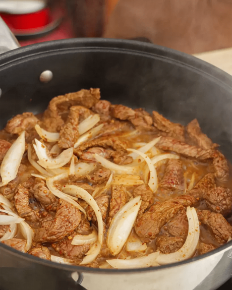 carne con cebolla en sartén