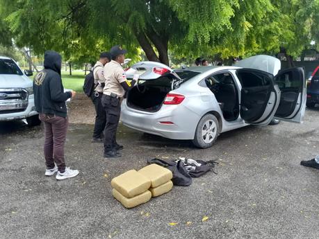 Apresan con droga a raso del Ejército y otro hombre en Barahona. Apresan con droga a raso del Ejército y otro hombre en Barahona.