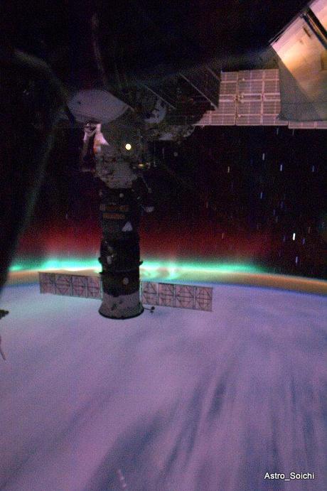 Hermosa imagen de la Estación Espacial Internacional atravesando una aurora