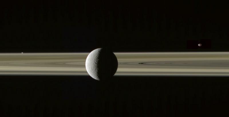 Cassini fotografía a Rea, Prometeo y Jano