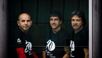 Amores luciendo la camiseta conmemorativa de su vigésimo aniversario