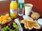 Evita desayuno inflamatorio: tostada, cereales, zumo naranja café