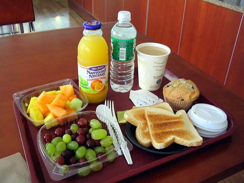 Evita el desayuno inflamatorio: tostada, cereales, zumo de naranja y café