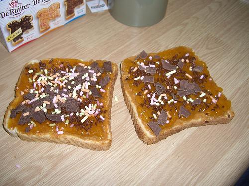 Evita el desayuno inflamatorio: tostada, cereales, zumo de naranja y café