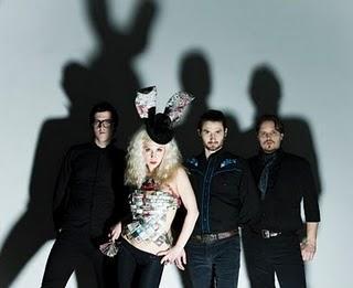 Angeles y conejos en la fiesta del desierto