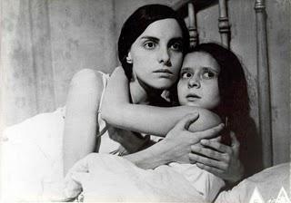 Kynodontas/Dogtooth (o el peligro de no (dejar a otros) formar parte de la sociedad)