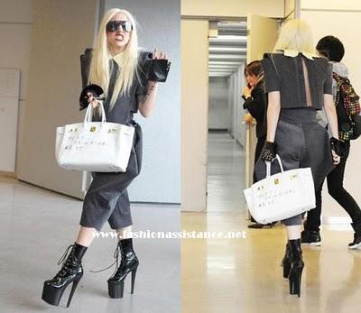 Lady Gaga llega a Japón con un bolso Birkin de Hermès personalizado