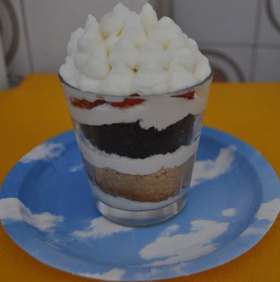 Trifle de fresas, bizcocho de chocolate negro y crema chantilly!!!!!