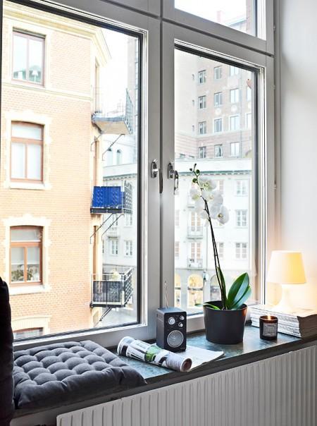 portavelas de cristal de colores de iittala perro de Mugis mesa roja redonda de Kartell Kay Bojesen para Rosendahl jarra termo de Stelton estilo nórdico con toques industriales estilo industrial diseños de Ikea diseño nórdico diseño italiano diseño de interiores diseño danés decoración pisos pequeños decoración estilo nórdico decoración estilo industrial 