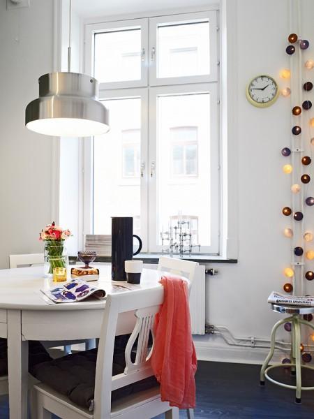 portavelas de cristal de colores de iittala perro de Mugis mesa roja redonda de Kartell Kay Bojesen para Rosendahl jarra termo de Stelton estilo nórdico con toques industriales estilo industrial diseños de Ikea diseño nórdico diseño italiano diseño de interiores diseño danés decoración pisos pequeños decoración estilo nórdico decoración estilo industrial 