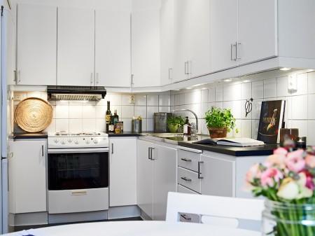 portavelas de cristal de colores de iittala perro de Mugis mesa roja redonda de Kartell Kay Bojesen para Rosendahl jarra termo de Stelton estilo nórdico con toques industriales estilo industrial diseños de Ikea diseño nórdico diseño italiano diseño de interiores diseño danés decoración pisos pequeños decoración estilo nórdico decoración estilo industrial 