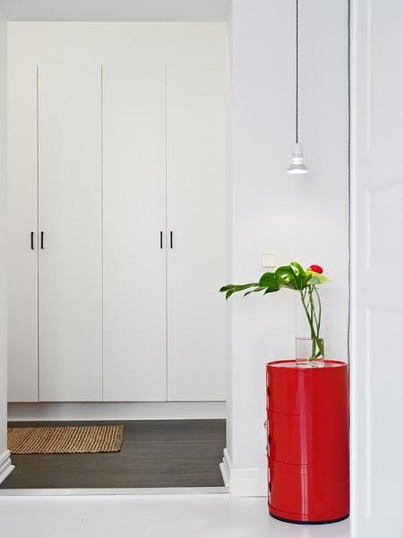 portavelas de cristal de colores de iittala perro de Mugis mesa roja redonda de Kartell Kay Bojesen para Rosendahl jarra termo de Stelton estilo nórdico con toques industriales estilo industrial diseños de Ikea diseño nórdico diseño italiano diseño de interiores diseño danés decoración pisos pequeños decoración estilo nórdico decoración estilo industrial 