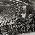 La Plaza Porticada de Santander durante una actuación de la Orquesta Nacional de España y el maestro Ataúlfo Argenta