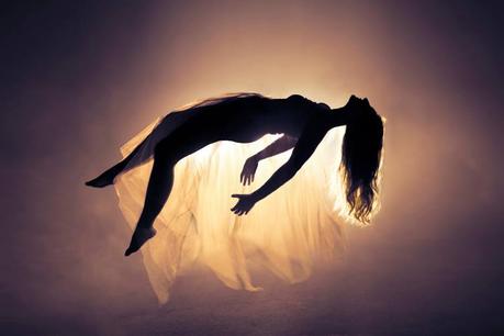 Neurólogos revelan qué experimentan las personas antes de morir