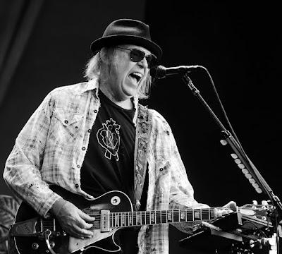 Neil Young cumple hoy 79 años.