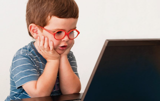 La relación entre el uso de pantallas y la miopía.