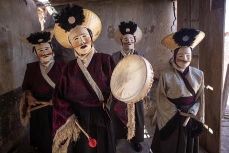 GAM: Ejército de seres desfilan por las calles para limpiar la ciudad CKURI01