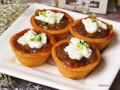 Tartaletas de cebolla caramelizada y queso de cabra