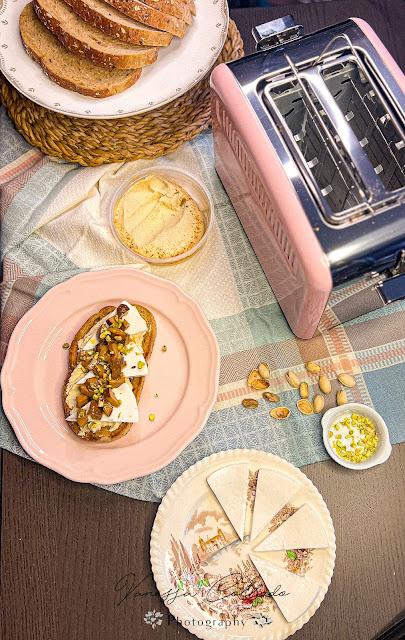 Tostada de queso fresco de cabra y níscalos picantes