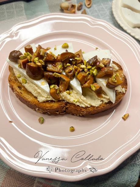 Tostada de queso fresco de cabra y níscalos picantes