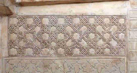 Simetrías en las yeserías nazaríes de Las Gabias