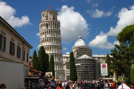 La Torre de Pisa vista desde la calle peatonal