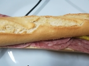 Bocadillo cabeza jabalí guindillas