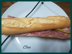 Bocadillo de cabeza de jabalí y guindillas