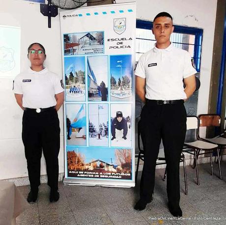 Karen Matus y Franco Mena representan a la Escuela de Policía de Plaza Huincul