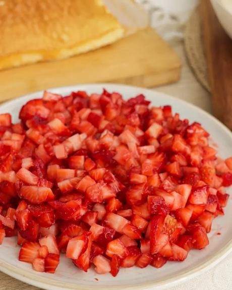 cortar frutillas para relleno de pionono