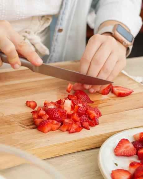 cortar frutillas para relleno de pionono