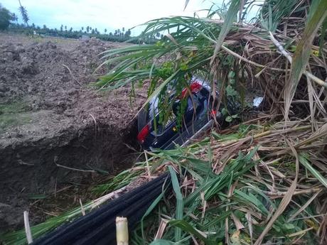 En Peñón Barahona Yipeta con seis personas a bordo cae en drenaje. En Peñón Barahona Yipeta con seis personas a bordo cae en drenaje.