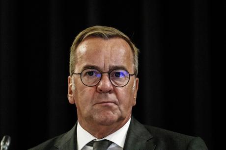 Ministro de Defensa alemán cree nadie debe seguir hablando de paz en Ucrania tras la llamada de Scholz y Putin