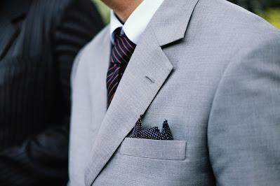 Hombre con traje y corbata