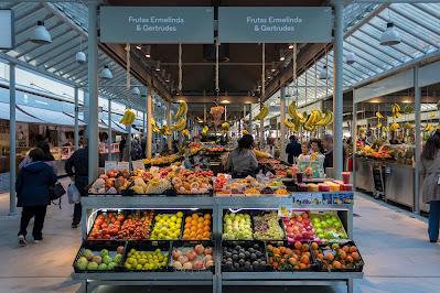 Puesto de frutas en un mercado