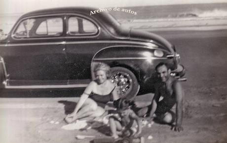 Ford cupé del año 1946 frente al Mar Argentino en Mar de Ajó