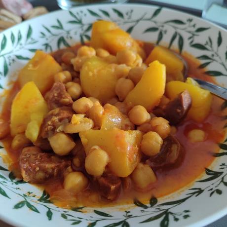 (Receta) Guiso de garbanzos (de bote), chorizo y patatas (Receta) Guiso de garbanzos (de bote), chorizo y patatas