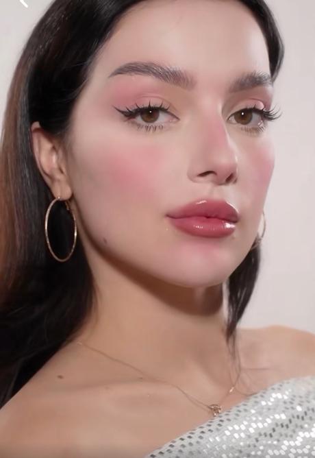 maquillaje con rubor simple con un color para toda la cara tiktok blush blindness