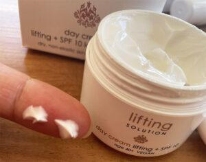 La crema de día Lifting solution tiene una textura demasiado untuosa para mi gusto. Probando Cosméticos de Ziaja. Segunda parte.