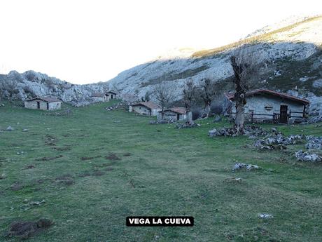 Vega Enol-Vegarredonda-Mirador de Ordiales-El Porru la Cueva Armada-El Jayáu