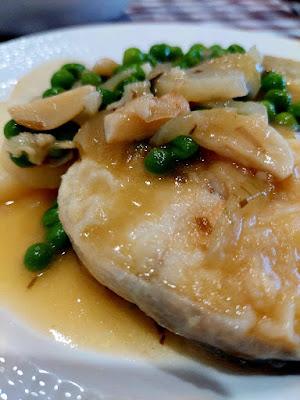 MERLUZA CON GUISANTES