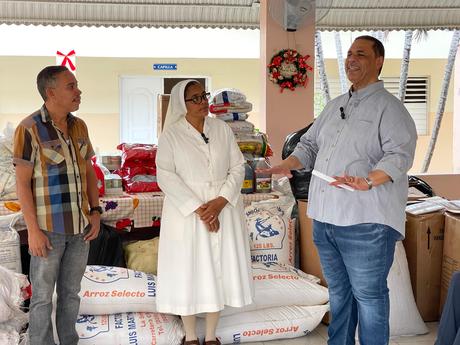 José Peña Santana lleva ayuda a Asilo Hogar Alegría de Neiba. José Peña Santana lleva ayuda a Asilo Hogar Alegría de Neiba.