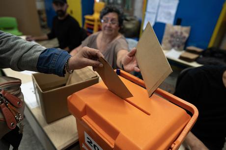 La participación en Uruguay llega al 44 por ciento a mediodía mientras votan candidatos y líderes políticos