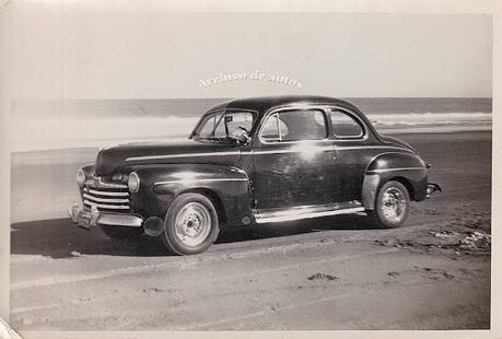 Cupé Ford del año 1946 en las playas de Mar de Ajó
